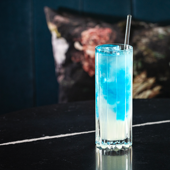 Bar am Wasser | BLAU-WEISS